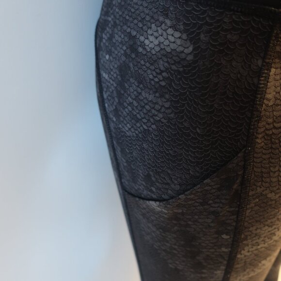Womens Lululemon Black-Gray Snake Print Activewear Leggings 8 - Picture 3 of 9